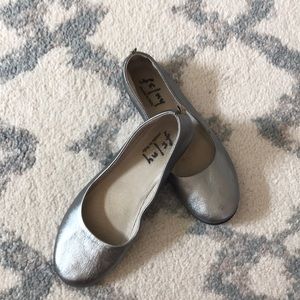 FS/NY metallic silver ballet flats.